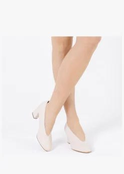 Aneso Cream Leather V Front Court Shoes